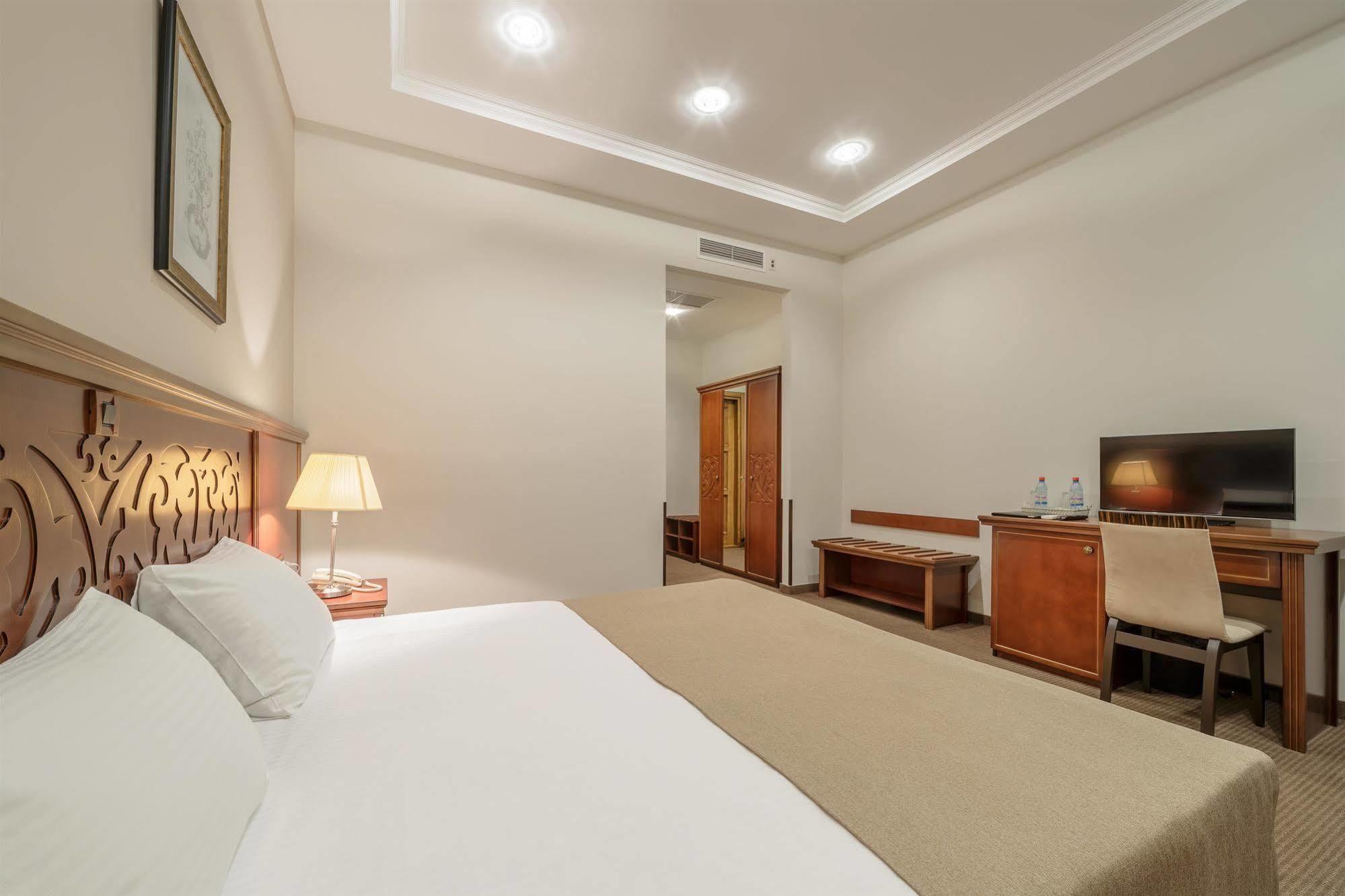 Alarus Luxe Hotel Odessa Exterior foto